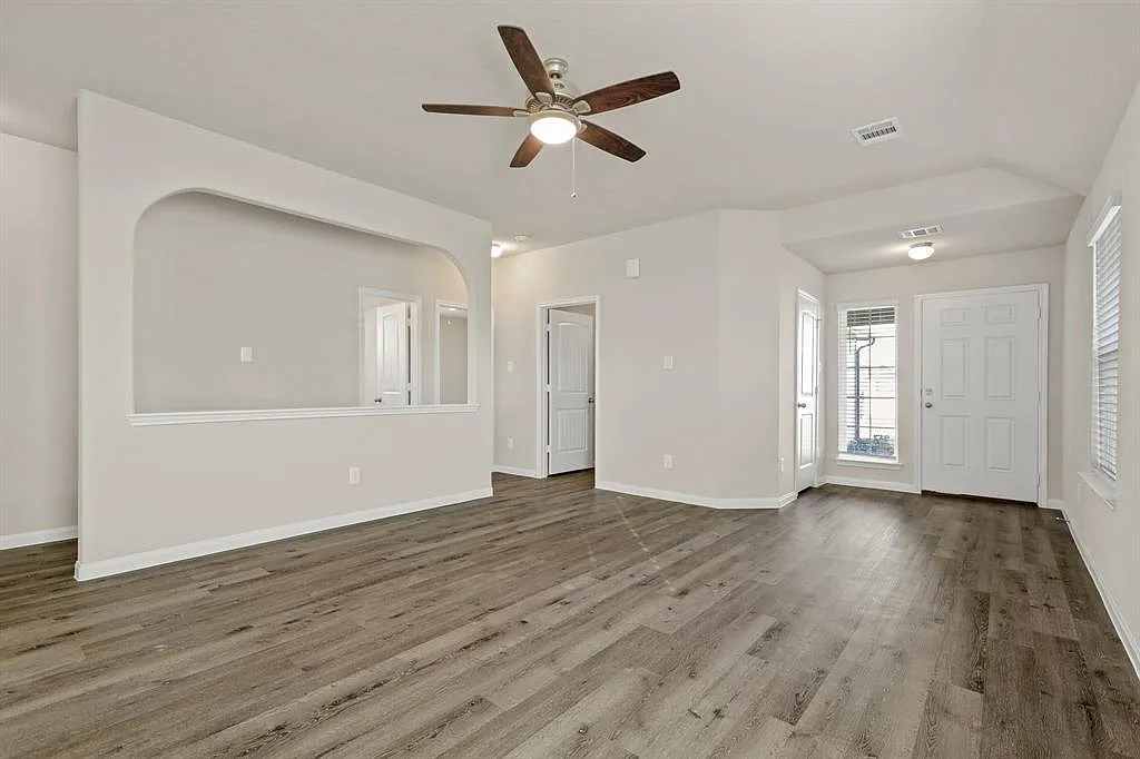 4 bed, 2300 sqft, $1,900 — Photo 3