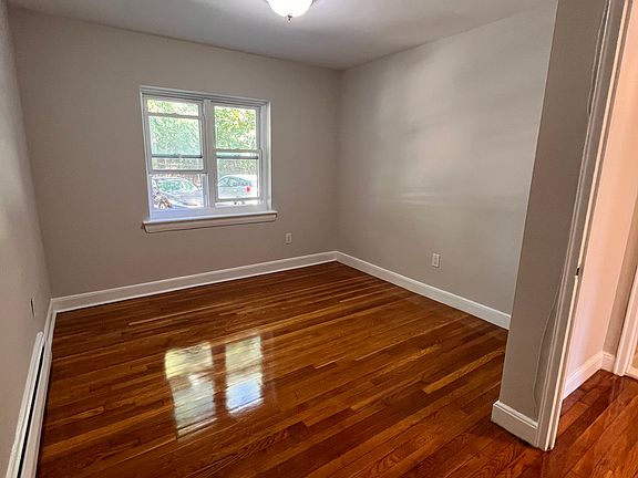 3rd image of 193 Strathmore Rd APT 1