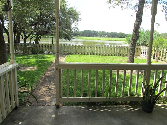 5th image of 425 Fairway Oaks St
