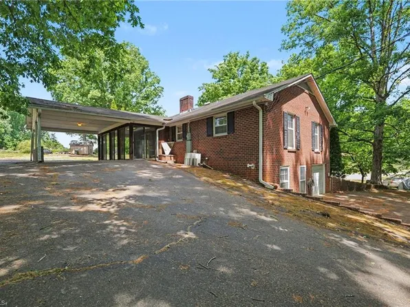 654 Runningbrook Ln, Rural Hall, NC 27045