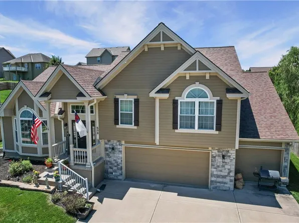 608 Coach Light Cir, Smithville, MO 64089