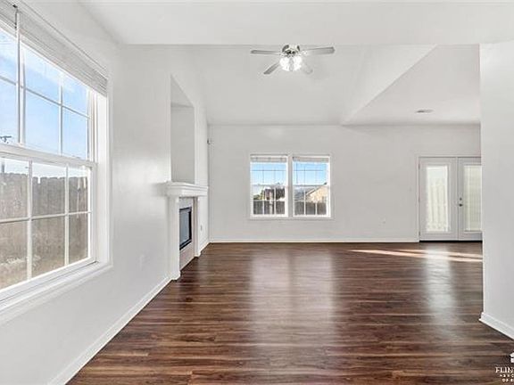 3rd image of 2809 Elm Creek Dr