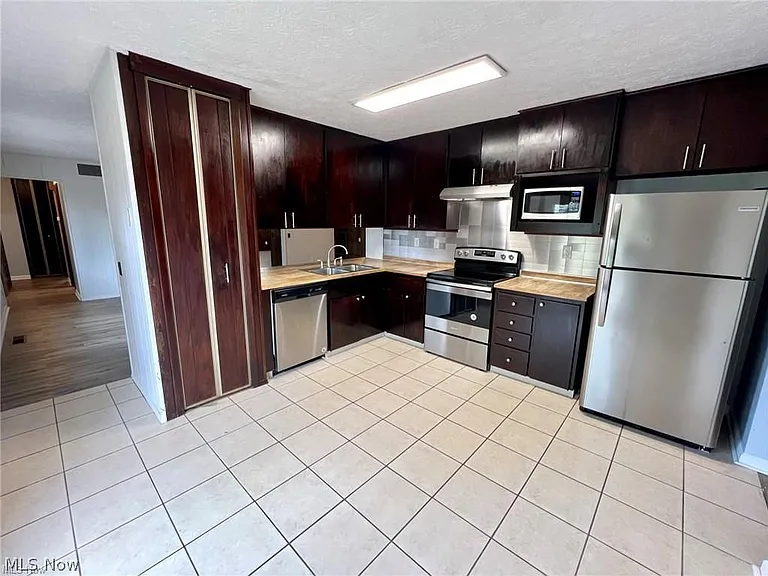 22410 Rock Creek Cir — Photo 11