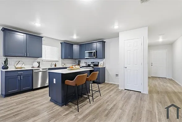 4 bed, 1973 sqft, $3,200 — Photo 3