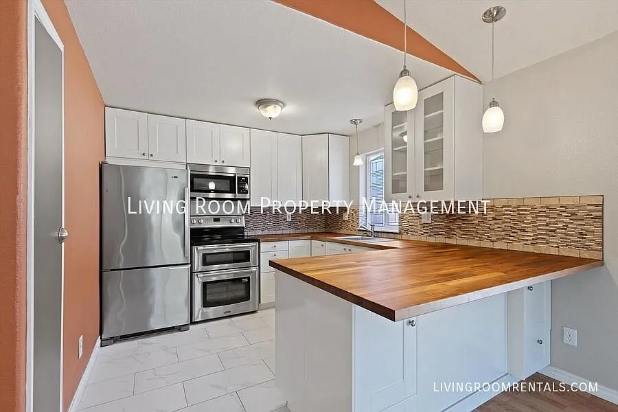 Beautiful Woodlawn Ranch with a Private Yard — Photo 1