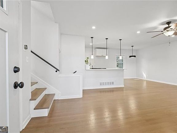 3rd image of 1876 Balmoral Rd SE