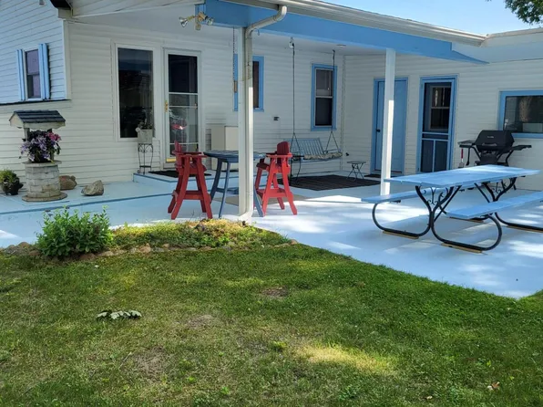 3136 Shore Dr, Port Austin, MI 48467