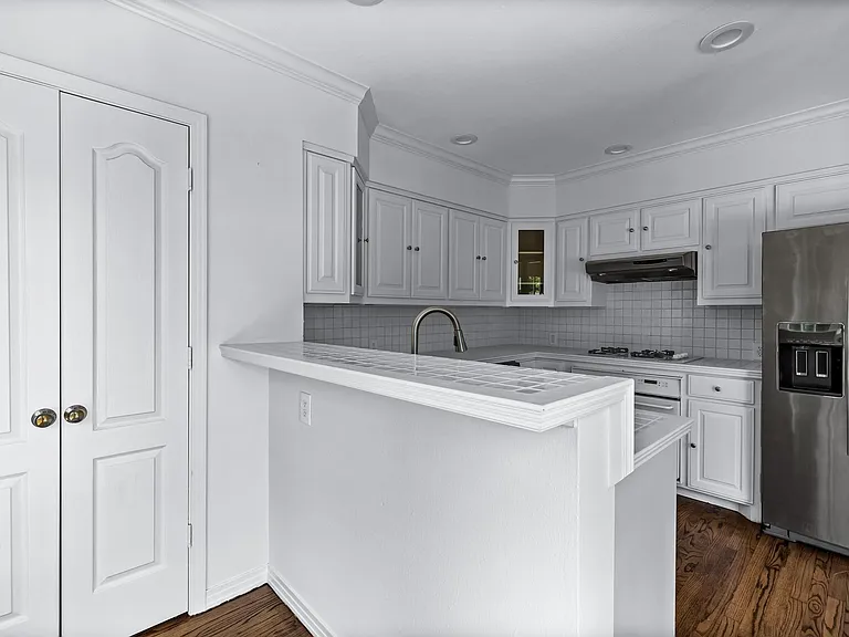 2833 Dyer St — Photo 10