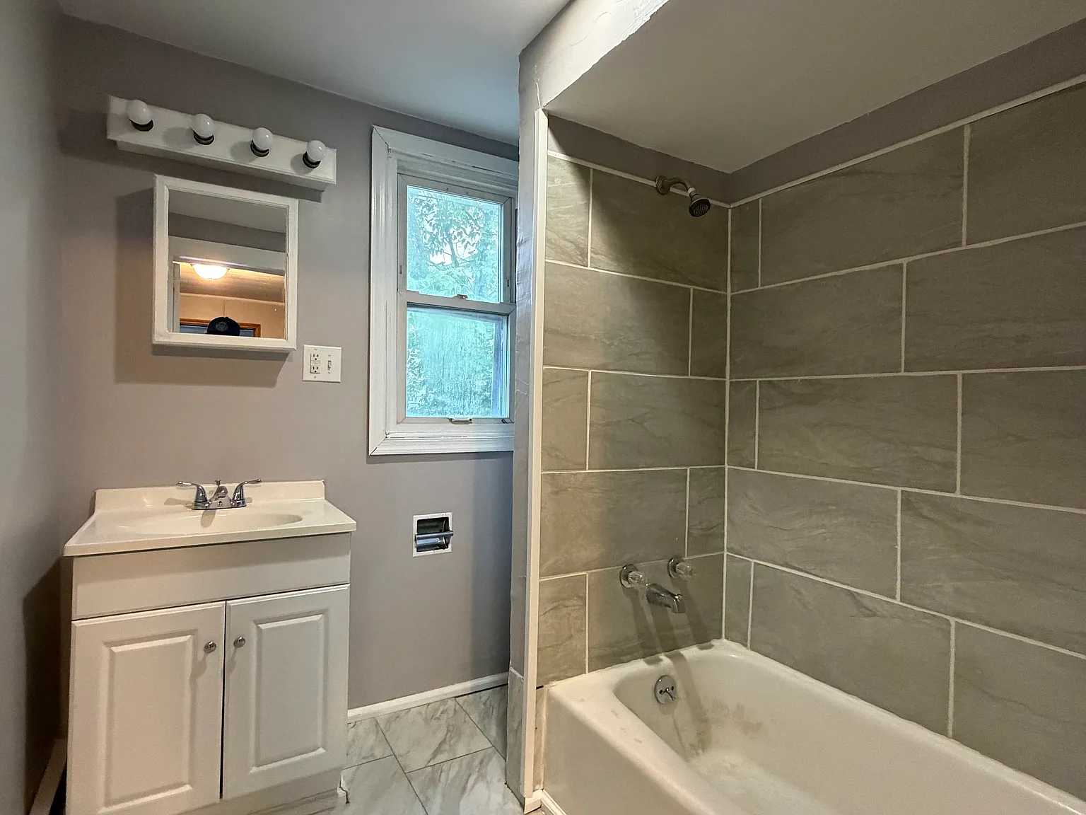 3 bed, 900 sqft, $1,300 — Photo 2