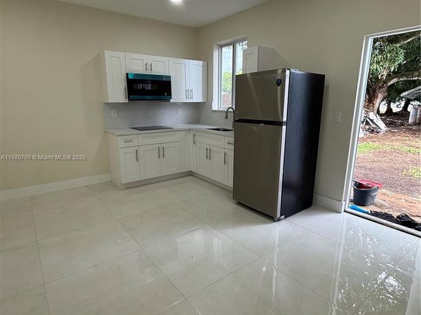 559 NW 2nd St #2