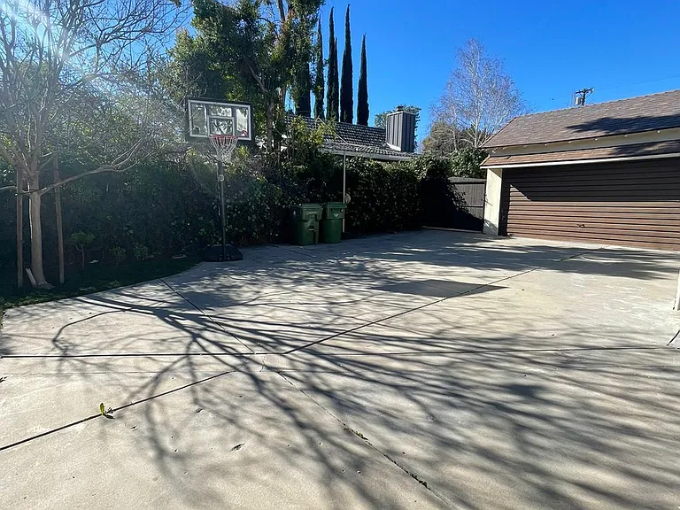 5668 Jumilla Ave — Photo 12