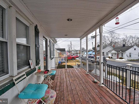 3rd image of 942 Franklin St