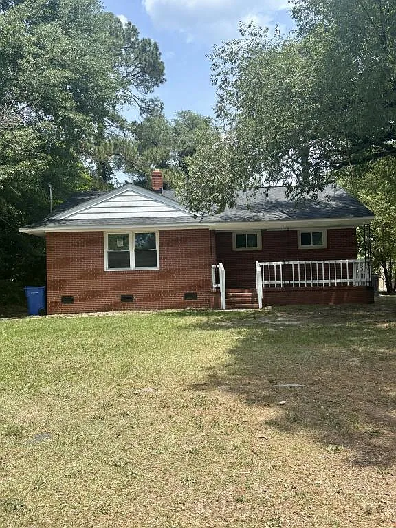 330 Richmond Dr — Photo 2