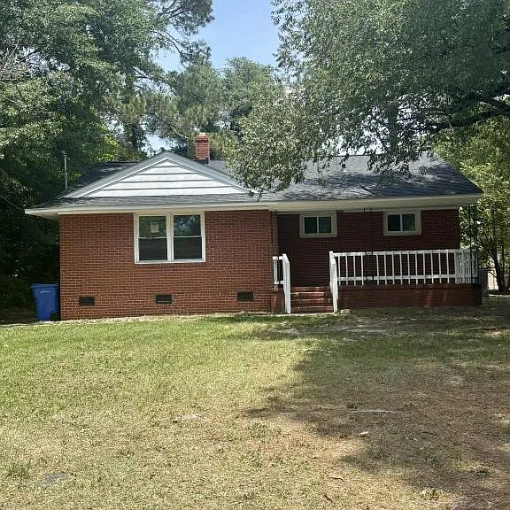 330 Richmond Dr — Photo 2