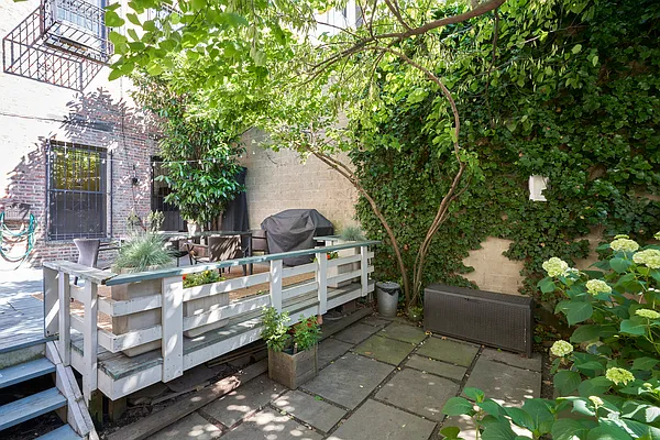 Sold by Compass | media 25