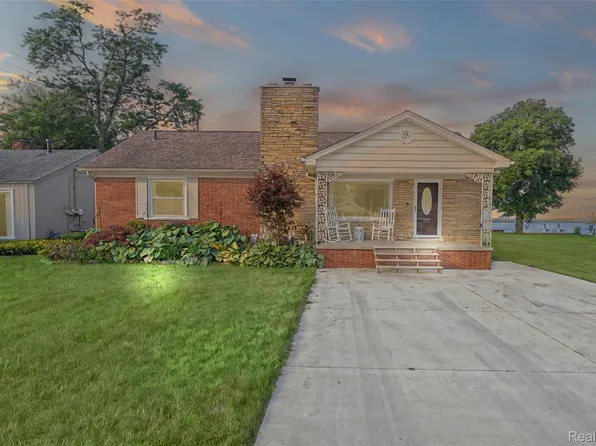 7995 Colony Dr, Algonac, MI 48001