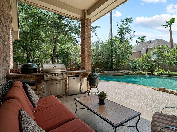Covered back patio with built in kitchen