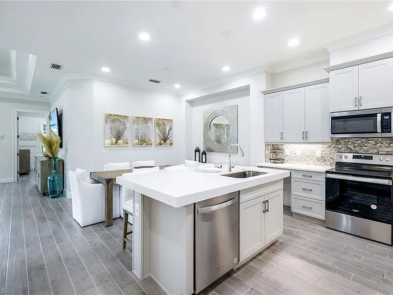 6875 Saona Ct — Photo 6