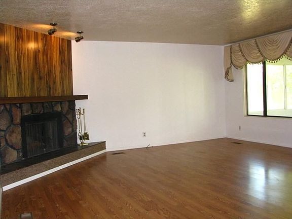 4th image of 556 Park Meadows Cir