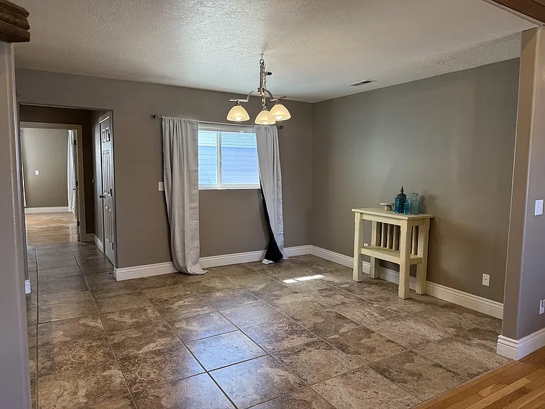 215 W Mill Rd — Photo 4