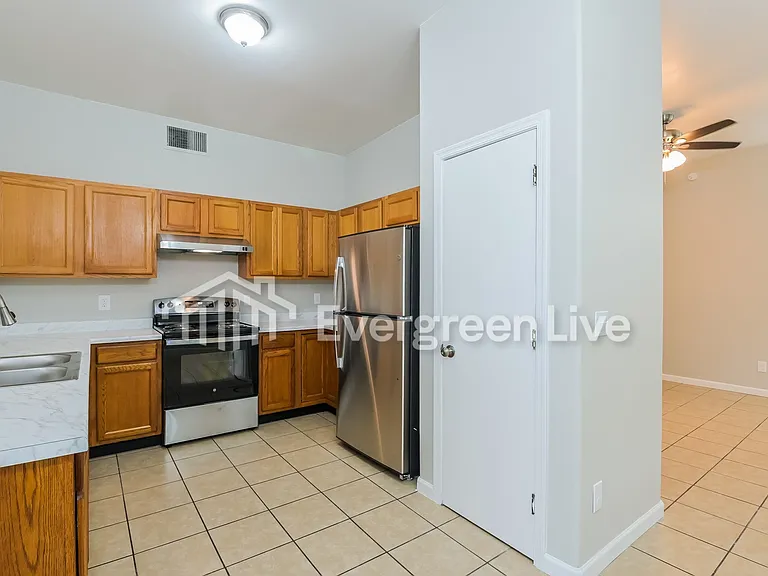 149 W Lee St — Photo 7
