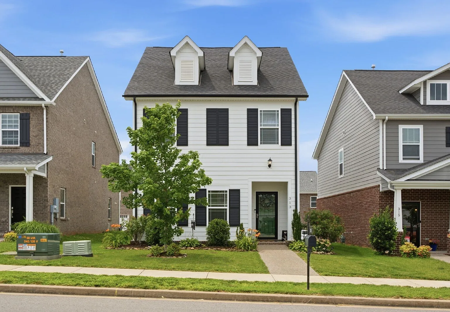 3 bed, 2.5 bath, 1943 sqft, $2,450 — Photo 1