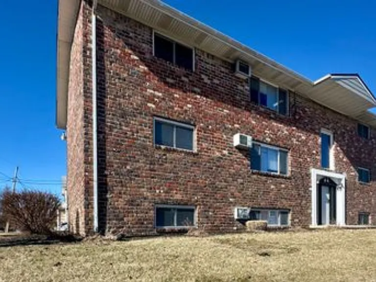 1302 W Sycamore St — Photo 1