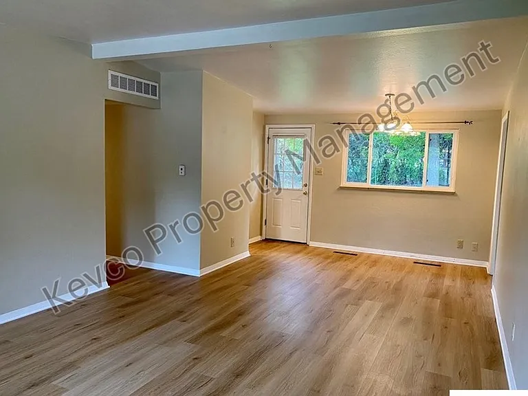 711 W Prospect Rd — Photo 4