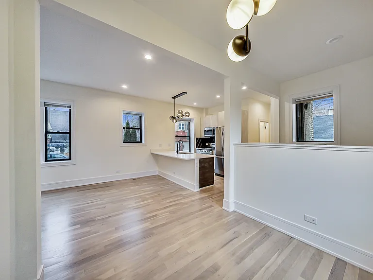 2551 W Hirsch St #1E — Photo 4