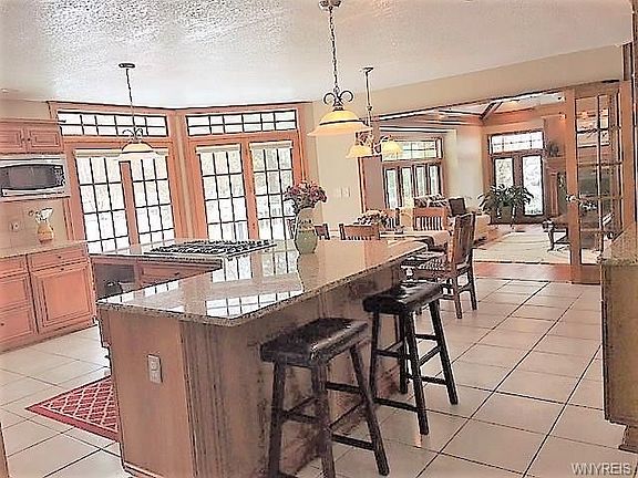 4th image of 300 Curley Dr