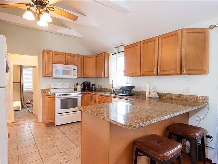 391 Aquidneck Ave — Photo 4