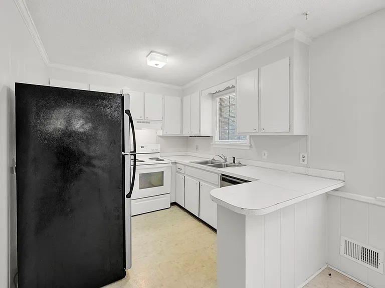 2900 Holt Dr — Photo 8