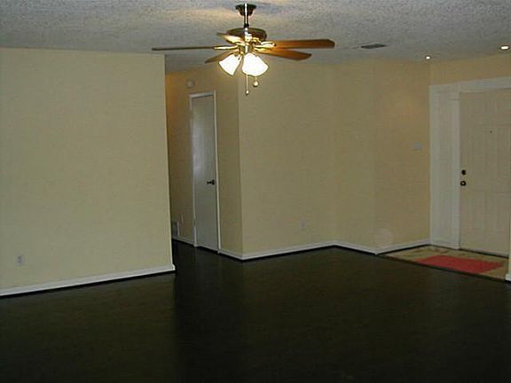 4th image of 2207 Clover Park Dr