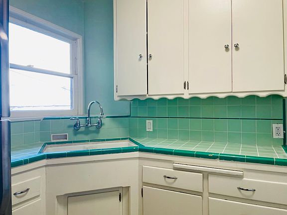3rd image of 1359 S Burnside Ave #1361