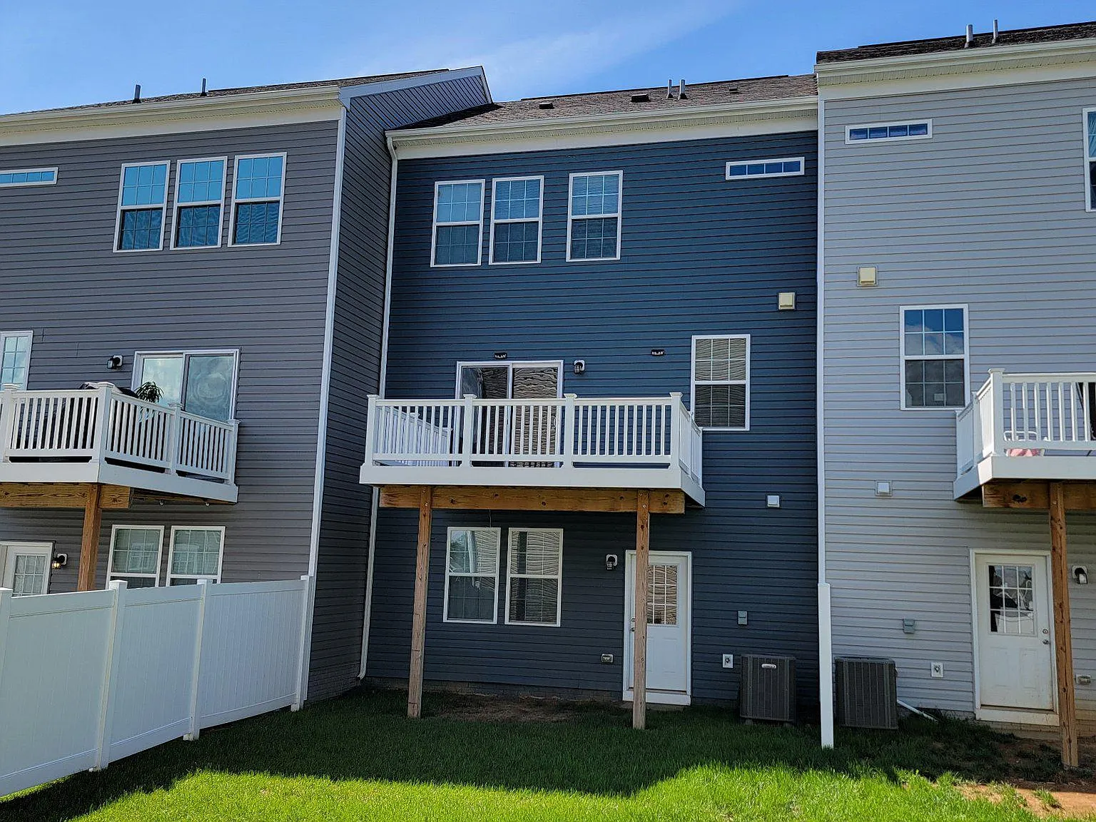 4 bed, 4.0 bath, 2028 sqft, $2,600 — Photo 4