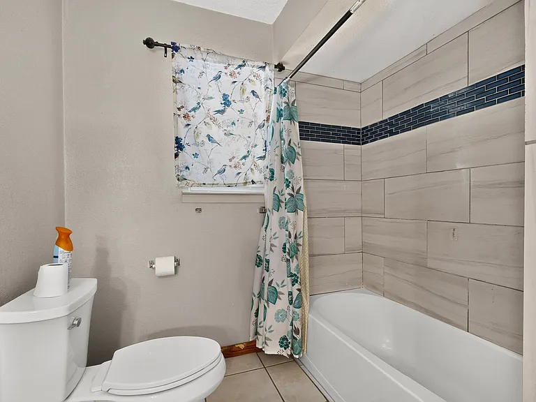 1514 Douglas Dr — Photo 28