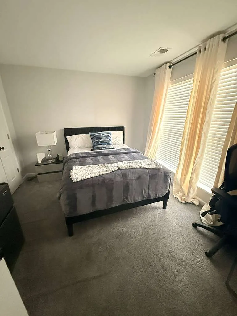 1 bed, 2100 sqft, $1,200 — Photo 1