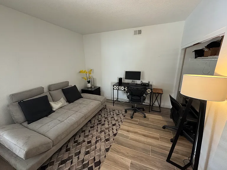 289 Vista Royale Cir W — Photo 10