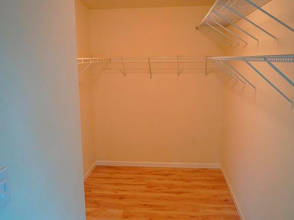 MASTER BR WALK IN CLOSET