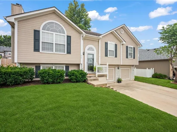 612 NE Cumberland Dr, Blue Springs, MO 64014