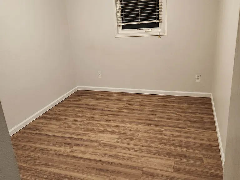 527 Avenue F — Photo 8