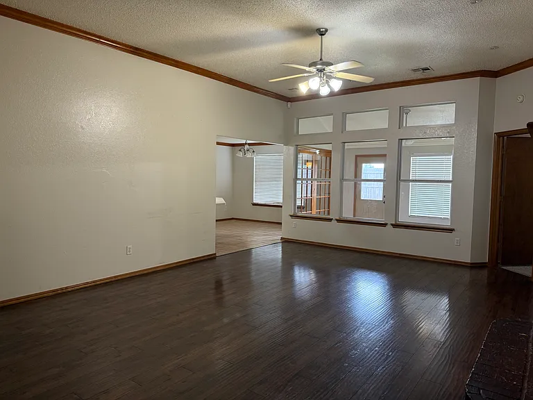 504 Eastridge Dr — Photo 2