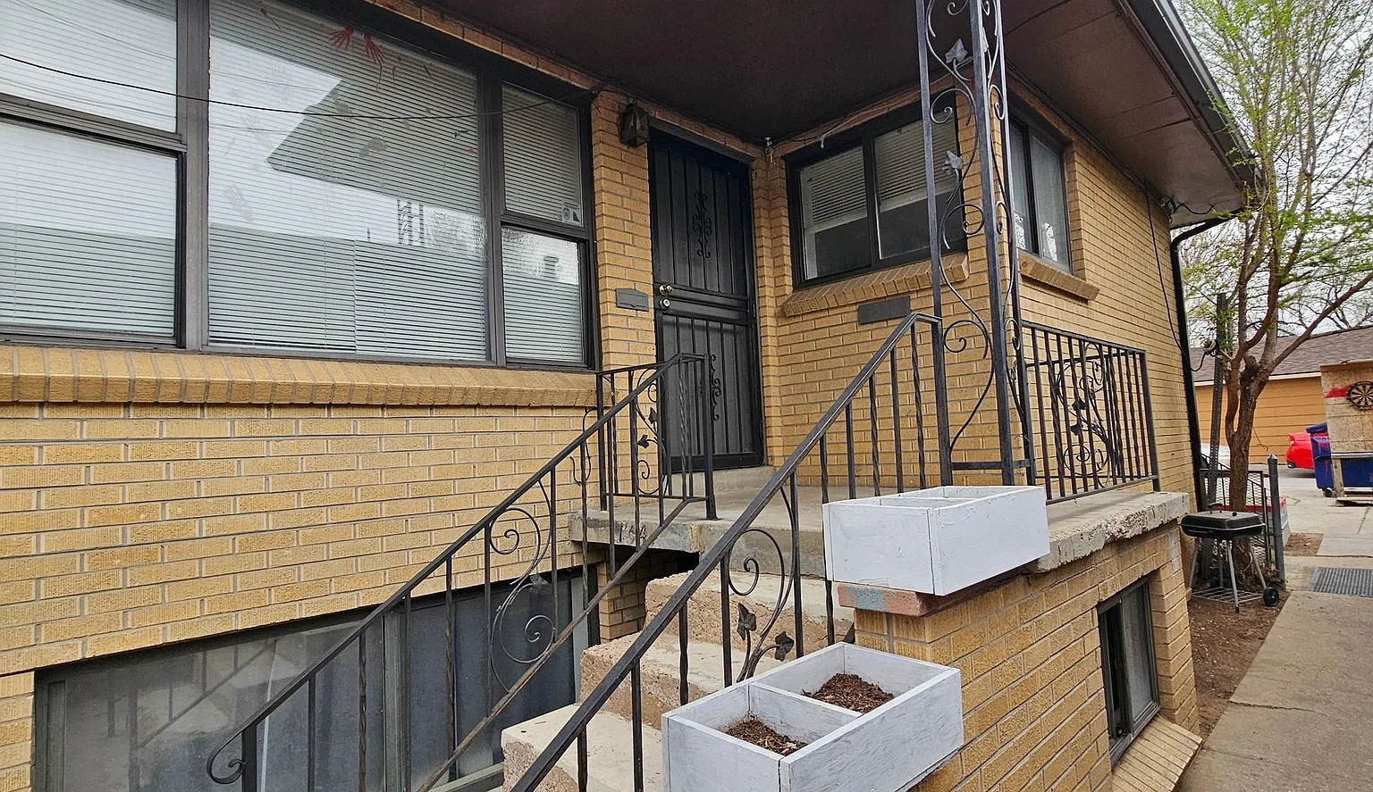 Super Cool Mountain View 2 Bedroom 1 Bath Top floor Duplex - Offering 1 month of free rent!! — Photo 2