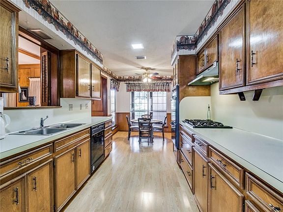 5th image of 2408 Canterbury Dr