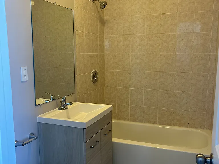 730 Simcoe St S #4 — Photo 9
