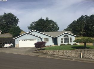 1112 W Harris Hills Dr, Roseburg, OR 97471