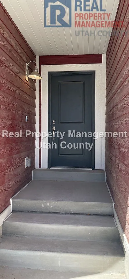 New Lower Price! Pet Friendly Townhouse Plus $500 off first full month rent — Photo 2