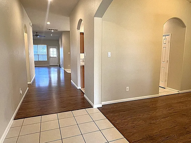 7031 Windy Run Ct — Photo 2