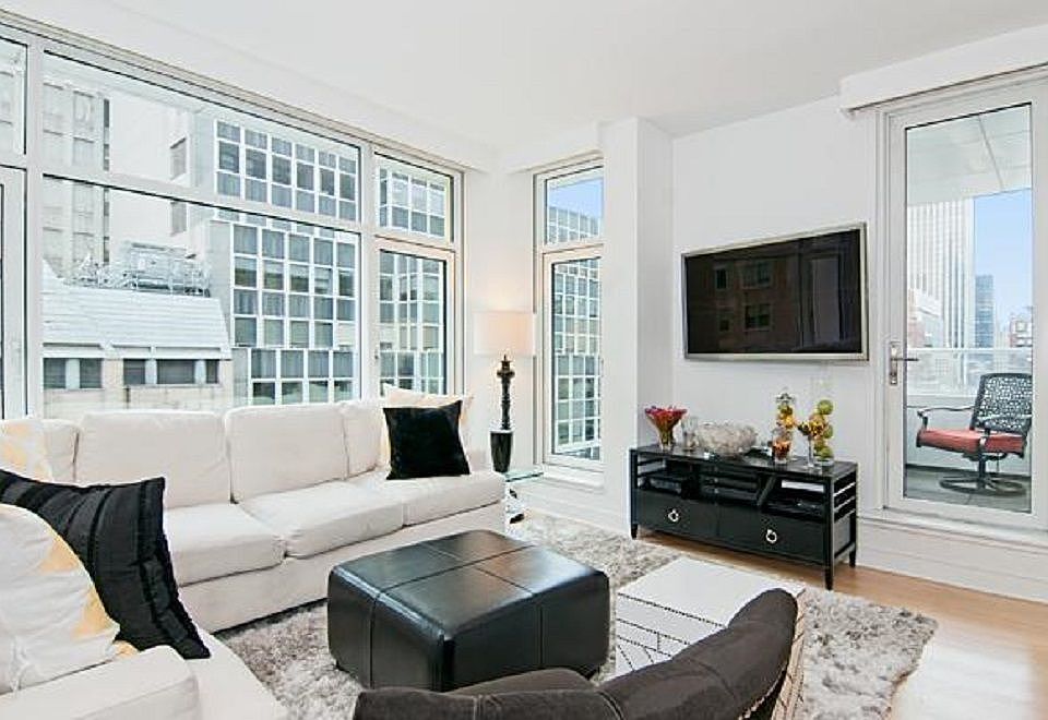 1st image of 5 E 44th St #18