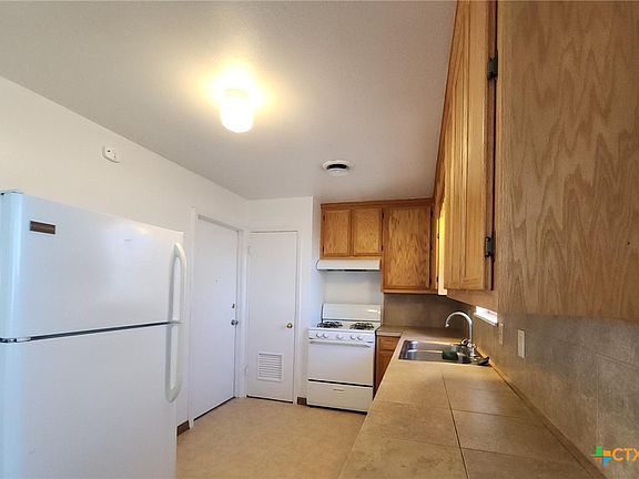 4th image of 704 W Ave E